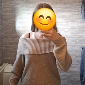 Beige offshoulder stickad tröja - Off shoulder tröja från H&M⭐️ Är i storlek 146-152 men den är ganska stor i storleken så den skulle kunna passa som 164. Priset går att diskutera😊
