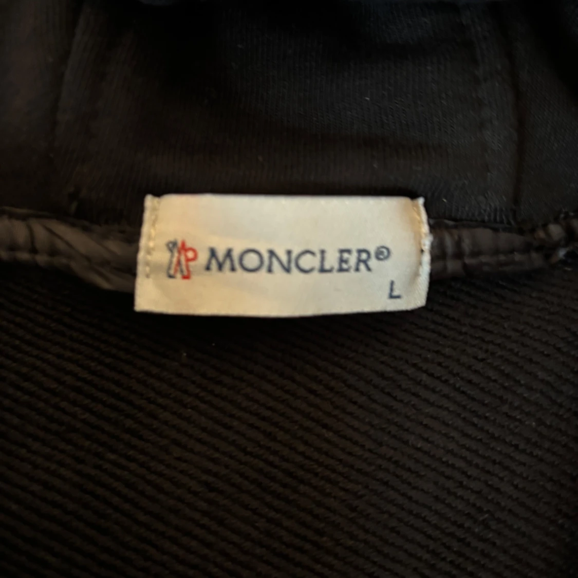 Svart pufferjacka med huva från Moncler - 2