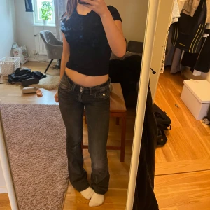 Svarta bootcut jeans låg midja - Säljer ett par svarta bootcut jeans med låg midja. Jeansen har klassisk femficksdesign, snygga sömmar och är i stretchigt denimtyg. Perfekta om du gillar en avslappnad men ändå trendig look.