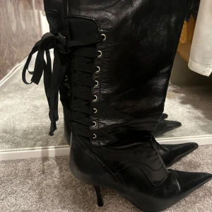 Svarta boots med snörning  - Jättefina svarta boots med snörning baktill. Smal klack och spetsiga framtill.  Tyvärr för stora för mig :( storlek 38. 