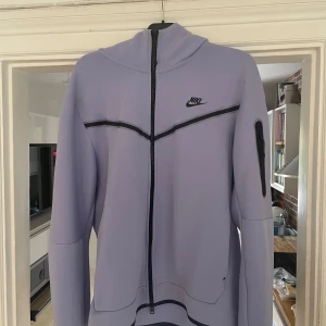Nike tech ljuslila fleece  - Säljer min Nike tech fleece, endast använd 4-5 gånger. Condition 9.5/10. Vid frågor bara skriv 💬 