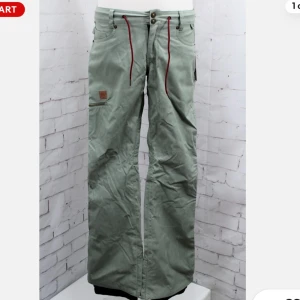 DC täckbyxor  - Snygga ljusgröna täckbyxor med dragkedjefickor. Byxorna har breda benslut och förstärkning längst ner. Aldrig använt då jag råka köpa en mindre storlek.      Lite info: Vattentätt Exotex 15K-material som håller en torr i alla väder.	Värmande taftfoder med borstad mesh vid säte och knän för extra komfort. Fullt tejpade sömmar som skyddar mot fuktinträngning. 	Ventilationsöppningar med meshfoder för optimal andningsförmåga. Förstärkt damask i belagd taft som håller snön ute från pjäxorna. Justerba