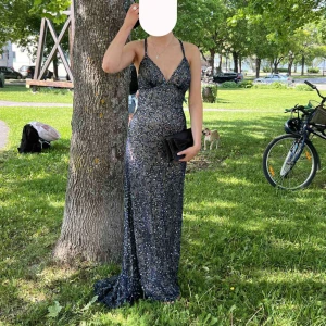 Balklänning - Säljer denna balklänning från Dressroom linne🥰Storlek 00 och använd ett fåtal gånger! Mycket fint skick☺️ Min syster på bilderna är ca 160 cm lång💕 Nypris 5000kr