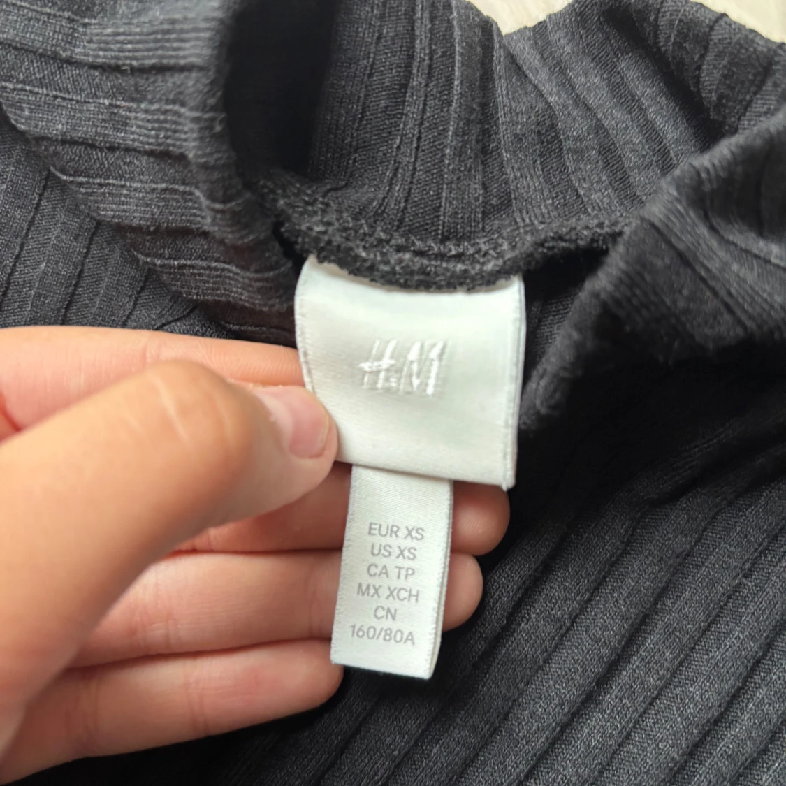 Svart ribbad polotröja från H&M XS - 2