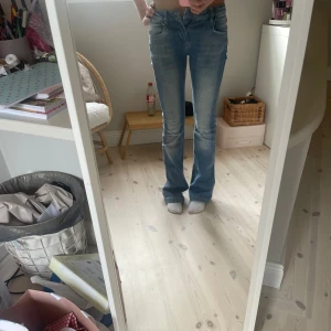  bootcut jeans från Subdued - Säljer ett par blåa bootcut jeans från Subdued. De är low waist. Lite slitna längst ner men märks knappt 🩷de är ganska små i storleken passar mer som 32-34. Pris går att diskutera.                                                        skriv för mått eller fler bilder☺️