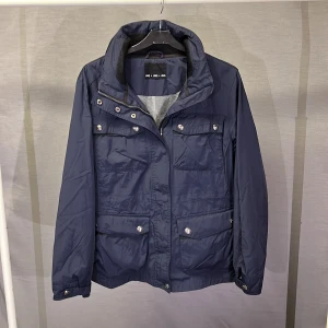 Field jacket S navy +armband - Supersnygg field jacket! Size S! Modellen är 179 o sitter bra! Perfekt höstplagg! Riktigt snygg o stilig! Begagnad men bra skick. Inga defekter eller skador! Tryck gärna på köp nu!  🤩