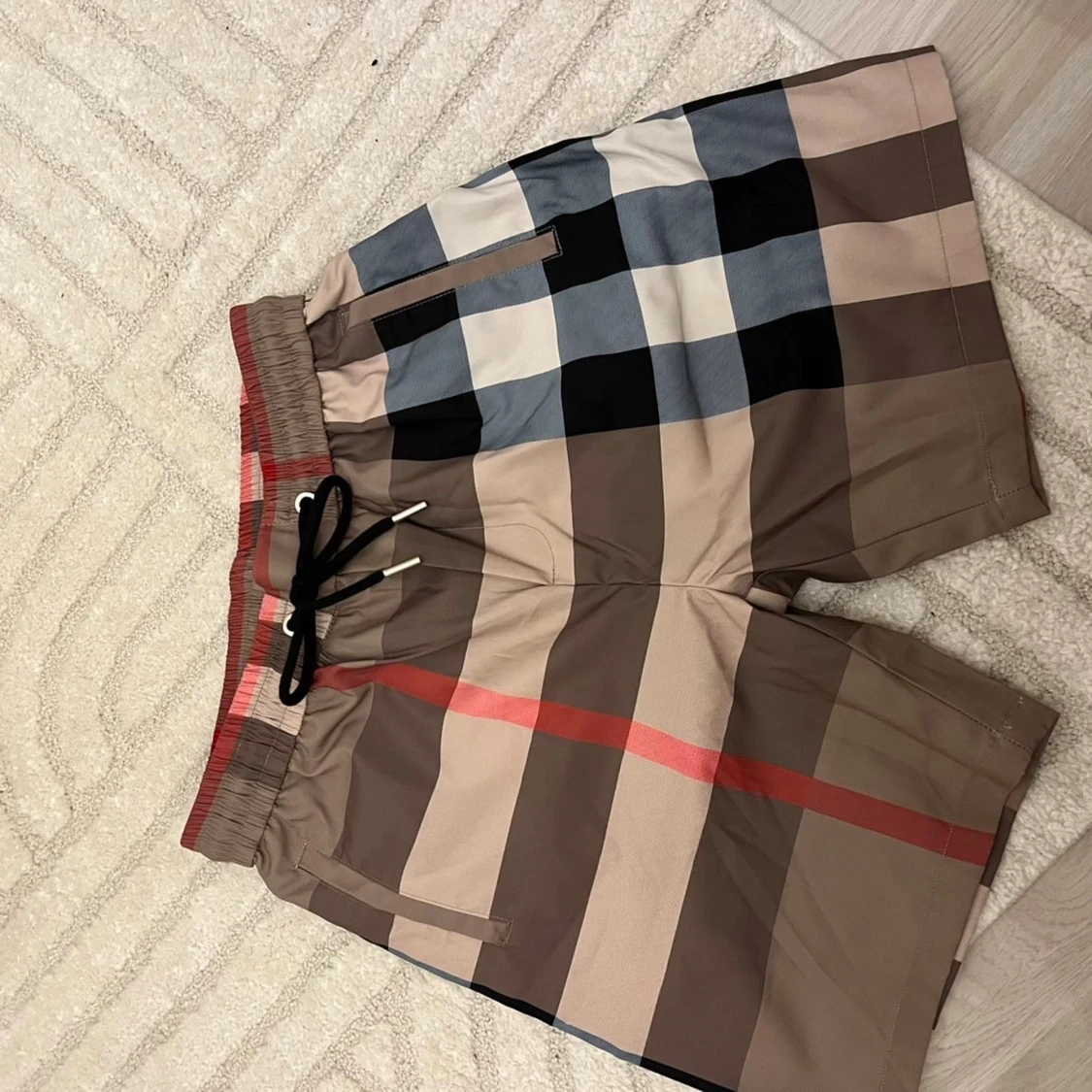 Rutig Burberry-inspirerade shorts - 1