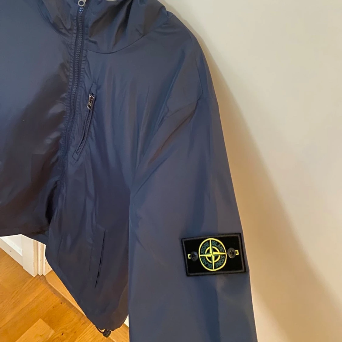 Blå vindjacka Stone Island med huva - 2