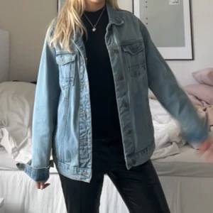 Oversized ljusblå jeansjacka - Superrrrrrr snygg oversized jeansjacka från Zara!! Perfekt ljusblå färg😍 Tveka inte att ställa någon fråga, och priset blir alltid billigare om du köper fler varor❤️