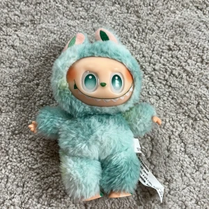 The Monsters (lafufu) ❤️ - The monsters lafufu, ett mysigt och fin leksak. Perfekt för dig som ska köpa en present till ert barn eller någon släkting eller någon samling. ❤️