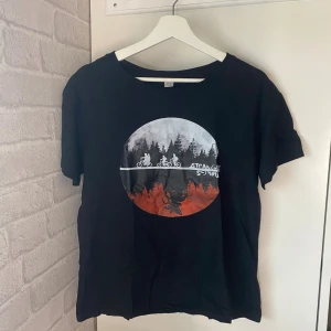 T-shirt  - Stranger things t-shirt. Perfekt nu inför sista säsongen av stranger things