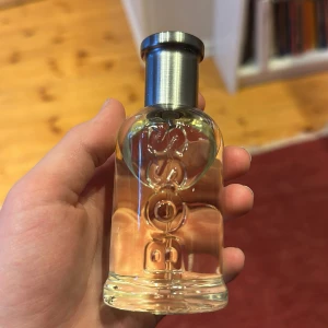 Boss bottled 45ml - Snygg och modern parfym från Boss.               45 ml kvar i flaskan . Inköpt för en månad sen. Perfekt för dig som vill ha en klassisk och tidlös look. Flaskan har en stilren design med metallock och Boss-logga. Volym och ingredienser syns inte på bilderna. Riktigt gött för höst och sommar