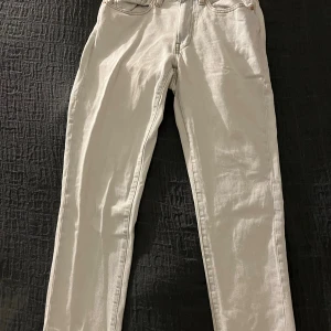 Ljusblå/vit jeans från Vailent - Snygga ljusgrå jeans från Vailent i storlek XS. De har en mer ”straight” fit och är väldigt clean och funkar till mycket, nypris på dessa jeans är 699kr så detta är ett riktigt kap!