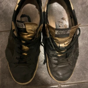 Svarta ggbd skor - Riktigt välanvända golden goose som tyvärr inte har någon box/dustbag, säljer billigt pga skicket. Tveka inte med att höra av er om ni har fler frågor att ställa, priset går att diskutera