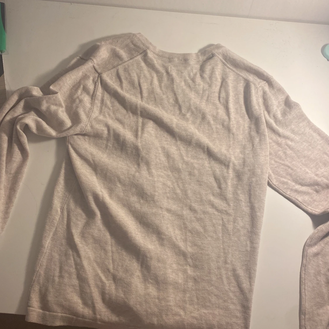 Beige v-ringad stickad tröja Newhouse - 1