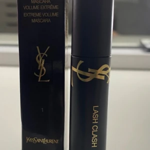 YSL Lash Clash mini  Mascara Svart - Helt ny och oanvänd YSL Lash Clash Mascara i färgen Noir Black ger extrem volym till fransarna. Snygg svart tub med guldiga detaljer och ikonisk YSL-logga. Perfekt för dig som vill ha riktigt intensiva, svarta fransar med lyxig känsla.