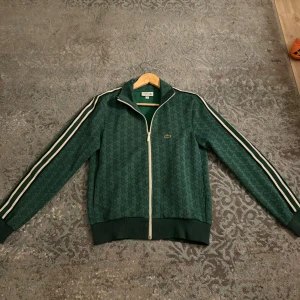 Grön trackjacka från Lacoste - Snygg grön trackjacka från Lacoste har använt den två gånger. Den är fortfarande ren och fin
