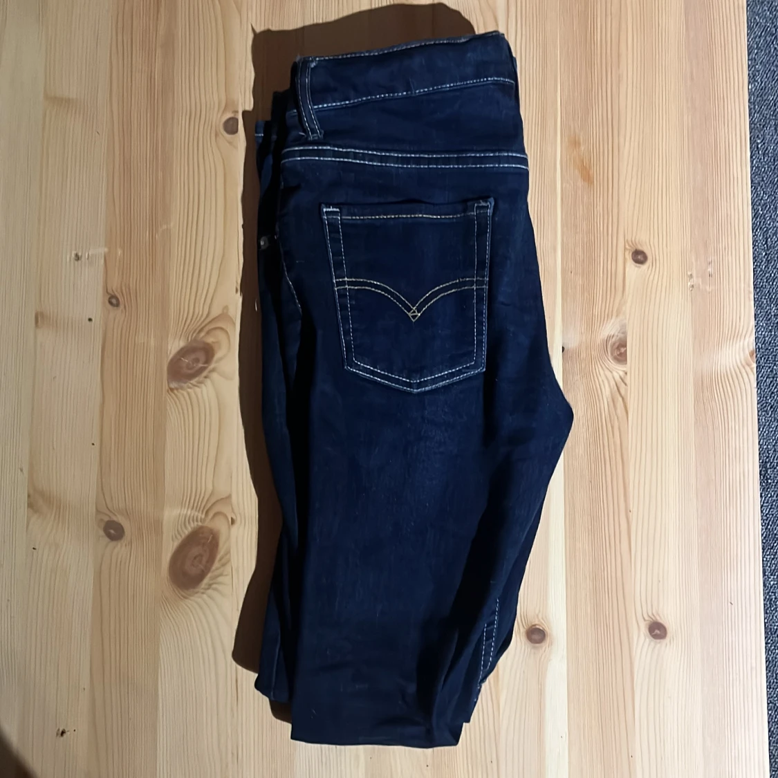 Mörkblå Levis jeans med kontrastsömmar