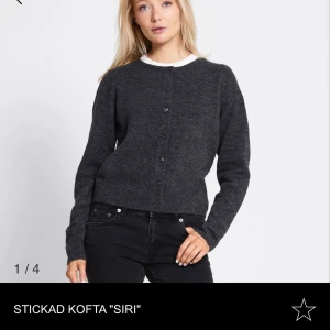 Mörkgrå stickad kofta Siri - Mysig mörkgrå stickad kofta från Siri med rund hals och knappar framtill. Koftan har långärmade ärmar och en klassisk, enkel design som passar perfekt till jeans eller kjol. Storlek 160, passar dig som bär storlek XS. 