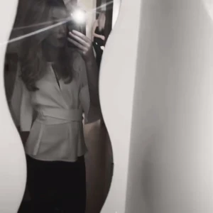 Vit blus med knyt från Zara - Säljer en vit blus från Zara med vida, korta ärmar och snygg knytning i ryggen. Blusen har en rund halsringning och är tillverkad i ett mjukt, slätt material som ger ett elegant fall. Perfekt för dig som gillar stilrena och trendiga plagg. Pris kan diskuteras 