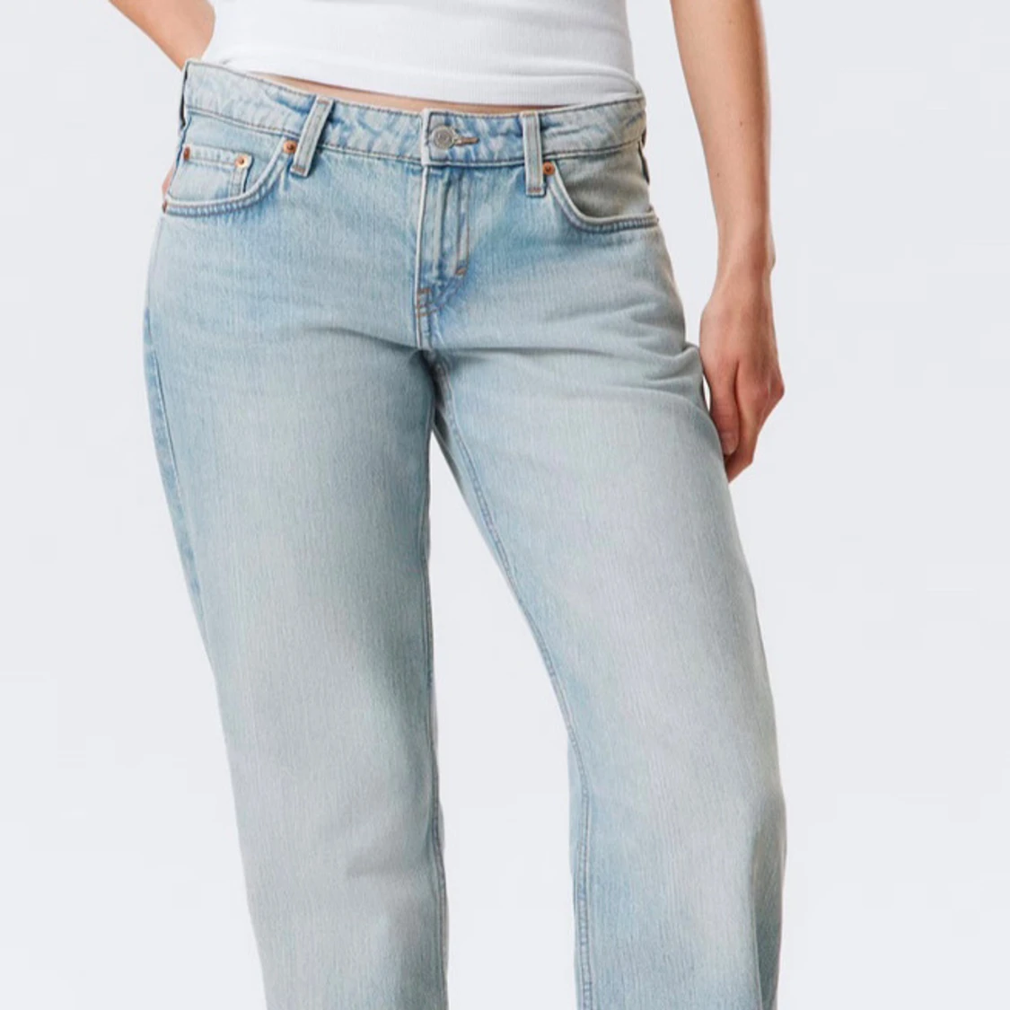 Ljusblå raka jeans från weekday