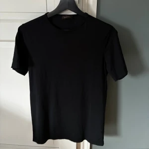 Oscar Jacobsson T-shirt  - En riktigt fin T-shirt! Oscar Jacobsson har högsta kvaliten. Skick 10/10. Nypris 799kr mitt pris 249kr. Skriv vid minsta fundering mvh Lysekilsgarderoben!