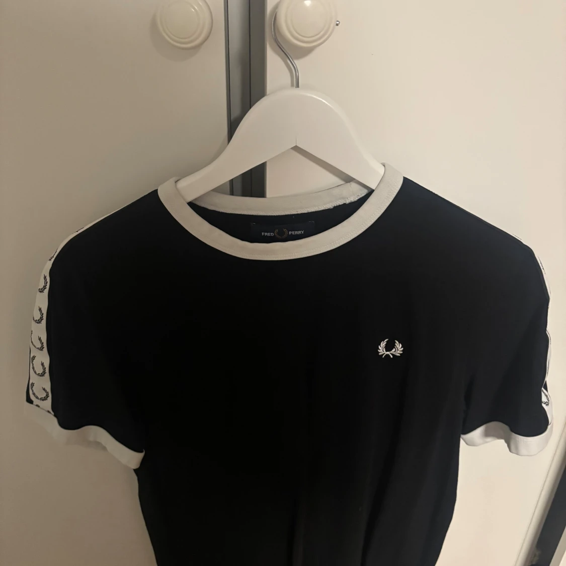 Svart Fred Perry t-shirt med vita detaljer
