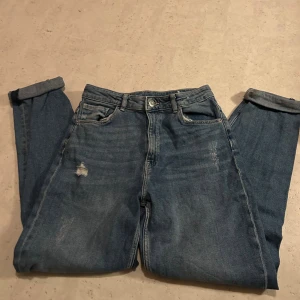 Relaxed jeans  - hjälper min mamma att sälja sina blåa jeans med relaxed passform från h&m. jeansen har raka ben och uppvikta benslut, men går även att ta ner. Jeansen har slitningar framtill för en cool, avslappnad look. Tillverkade i bomullsdenim. pris går att diskuteras vid snabb affär🥰