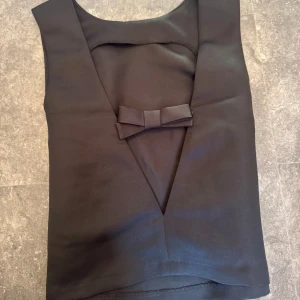 Silkes topp från Hm - Söt topp från Hm med rosett på ryggen. Storlek s😍