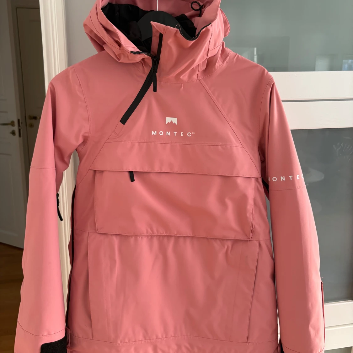Rosa vindjacka från Montec med huva