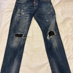 blåa dsquared jeans - feta jeans från dsquared, dom är storlek 46 vilket är som storlek 32w,kan gå ner vid snabb affär