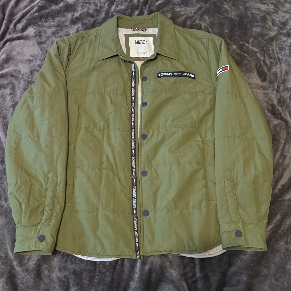 Olivgrön overshirt från Tommy Jeans XL