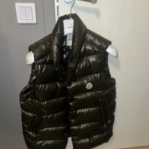 Mörkgrön Moncler väst - Köpt på NK finns kvitto och påse, Storlek 4