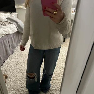 Jeans - Högmidjade jeans från Gina Tricot  med hål på knäna💕