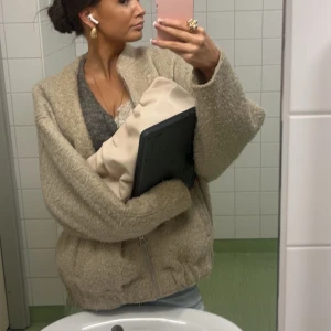Beige teddyjacka med dragkedja - Säljer en jätte mysig och fin beige teddyjacka med dragkedja framtill. 💕andra bilden är lånad från förra säljaren!