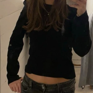 Svart långärmad tröja i m puffärmar - En enkel svart långärmad tröja i mjuk bomull. Modellen är figurnära och har en klassisk rund halsringning. Perfekt att matcha med jeans eller kjol för en clean look. Supersöt! SKRIV FÖR FLER BILDER!!!🍁🍁☺️