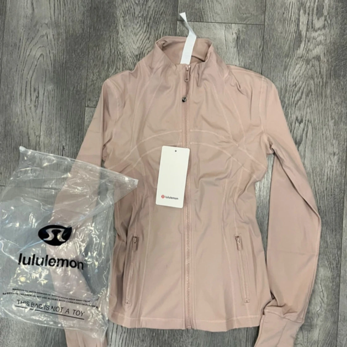 Ljusrosa träningsjacka från Lululemon