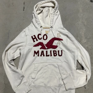 Vintage Hollister Hoodie - Extremt eftertraktad och sällsynt vintage  Hollister hoodie! Grymt skick, inga defekter - ser exakt ut som på bild! Storlek L kan passa M med!. Skriv vid frågor!💬