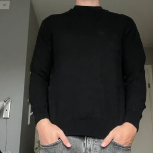 Tröja i kashmirmix  - Skön tröja i kashmirmix (ull och kashmir). Storlek M på etikett men tycker den sitter mer som S. Två små hål på kragen som du ser på bilderna.  Jag är 185cm och väger 75kg 