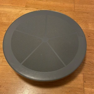 Casall Balance Board från Cassll sports products - Det här är ett utmärkt träningsredskap för att stärka upp vrister, ben och bål samt för att förbättra din koordination. Storlek: 26,5 x 26,5 x 7,5 cm. Har använts endast några gånger.