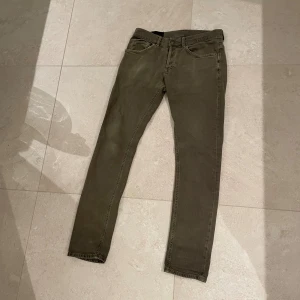 Dondup George! W29☺️ - Snygga olivgröna jeans från Dondup, tillverkade i Italien. Modellen är skinny med fem fickor och klassisk jeansdesign. Byxorna har låg midja och raka ben med smal passform. Perfekta för dig som gillar stilrena och moderna jeans.