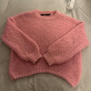 Rosa stickad tröja från Vero Moda - Mysig rosa stickad tröja från Vero Moda i storlek XS. Tröjan har en loose passform, rund hals och långa ärmar. 💗💗💗💗