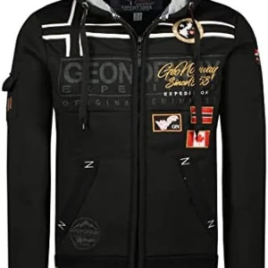 vill köpa Svart hoodie från Geographical Norway  - Svart hoodie från Geographical Norway med broderade märken, dragkedja framtill och huva med snörning. Tröjan har vita detaljer, tryck och flaggor på bröstet samt långa ärmar. Perfekt för dig som gillar streetwear och snygga detaljer.