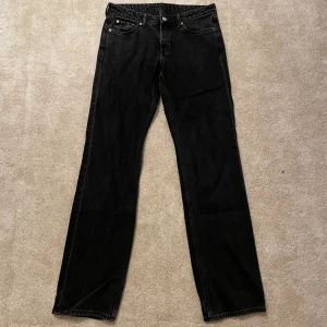 Svarta low waist straight leg jeans från Weekday - Svarta lågmidjade jeans med raka ben från weekday! Modell: arrow low straight jeans💞