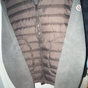 Moncler cardigan - Denna Moncler cardigan är köpt för något år sedan, har tyvärr tappat bort kvittot så har inget direkt äkthetsbevis :/ (därav priset) Cardiganen har inga defekter som är synliga, men en söm har tyvärr gått upp i armhålan. För övrigt är den i väldigt bra skick. Modellen är 175 cm och 70kg. Vid frågor eller annat är det bara att skriva, pris kan diskuteras vid snabb affär. Mvh Luxe econo ☺️