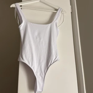 Vit body  - Super fin vit body från Zara med öppen rygg, aldrig använd. Det är ett tjockare material så den är inte genomskinlig alls🥰prislappen sitter kvar 
