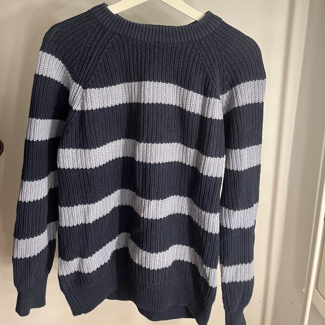 Randig stickad tröja i mörkblått och vitt