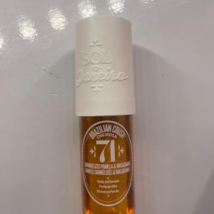Brazilian Crush Cheirosa 71 Mist - Perfume mist med karamelliserad vanilj och macadamia. Perfekt för dig som vill ha en fräsch och unik touch till din stil. Sprayformat gör den enkel att använda när du är på språng.