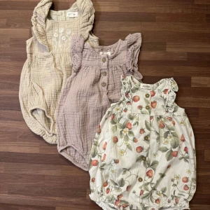 Set med tre rompers, 56 - Tre gulliga rompers från Newbie i storlek 56 (1-2mån). Alla oanvända förutom den lila som är använd en gång. Alla därför i nyskick! Paketpris på denna annons, men går att köpa separat på min profil.