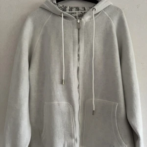 Vit cashmere hoodie - Säljer min hoodie nästan oanvänd 